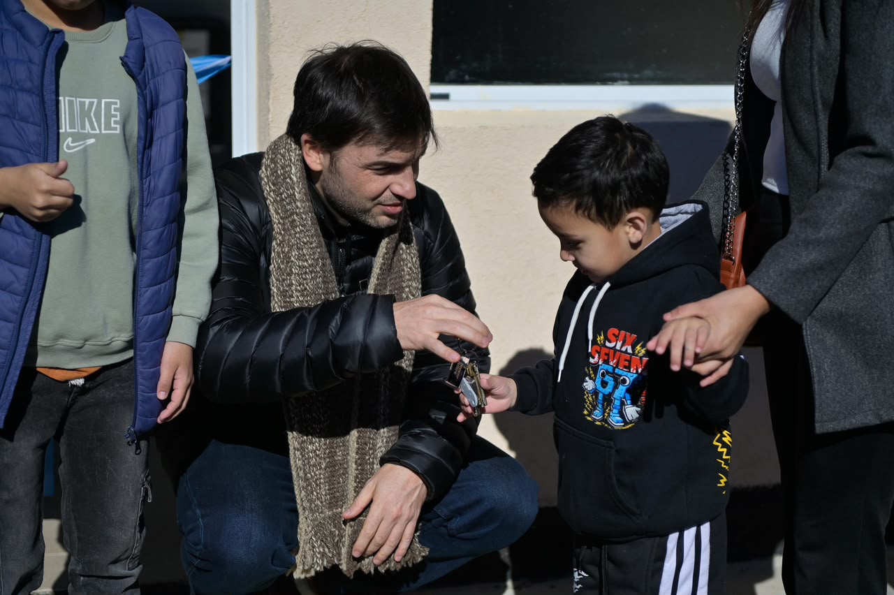 Después de una década sin entregas, 15 familias de Río Mayo recibieron su casa y Torres anunció 17 nuevas viviendas