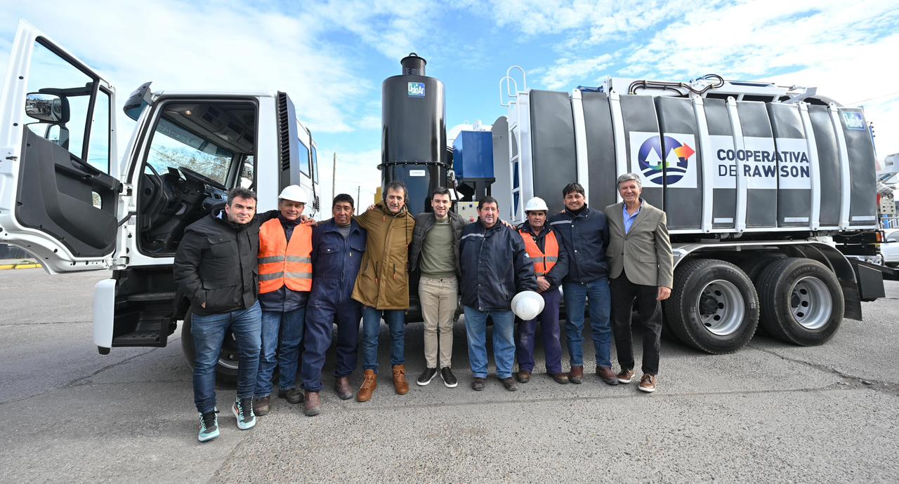 Provincia entregó un camión desobstructor para fortalecer el mantenimiento de las redes cloacales y pluviales de Rawson Provincia entregó un camión desobstructor para fortalecer el mantenimiento de las redes cloacales y pluviales de Rawson